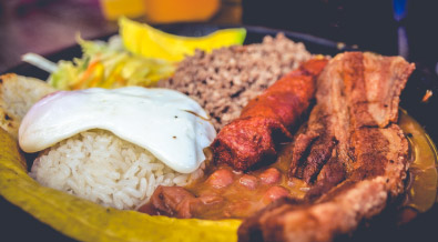 Bandeja Paisa gastronomía típica de Colombia
